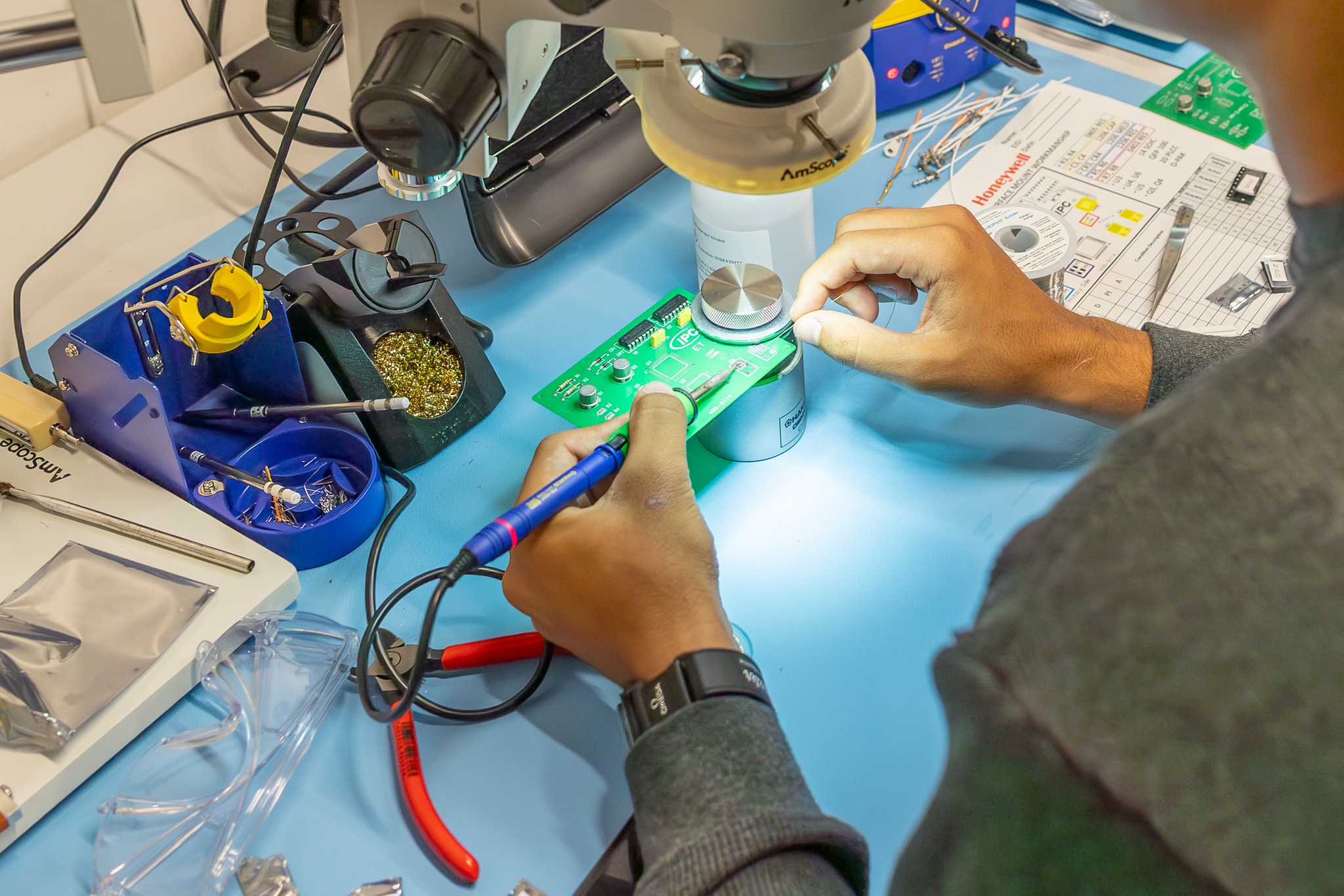 Tech manufacturer looks to fill hundreds of jobs at hiring event